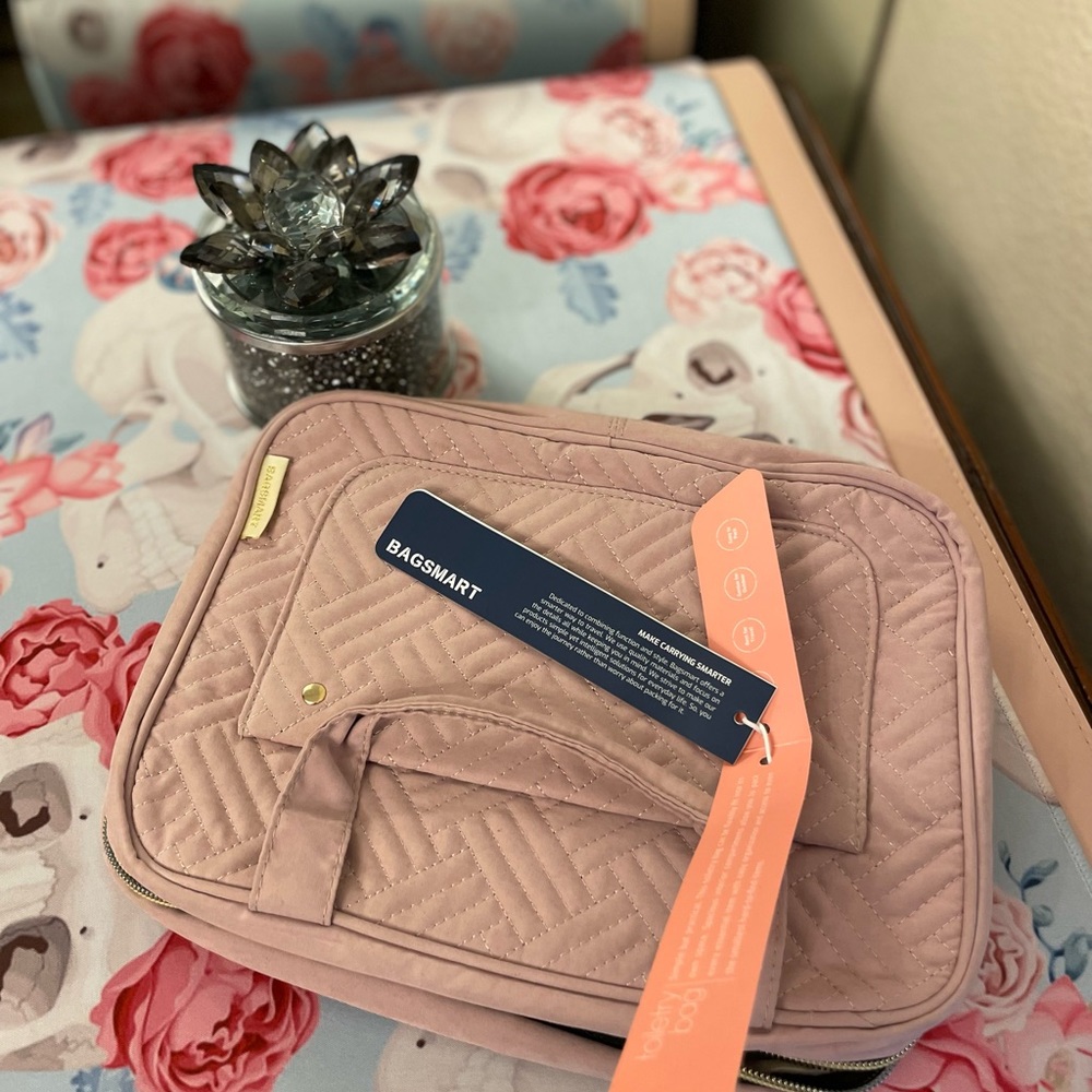 Space Saver Toiletry Bag
Beautiful Rose color travel bag. NWT